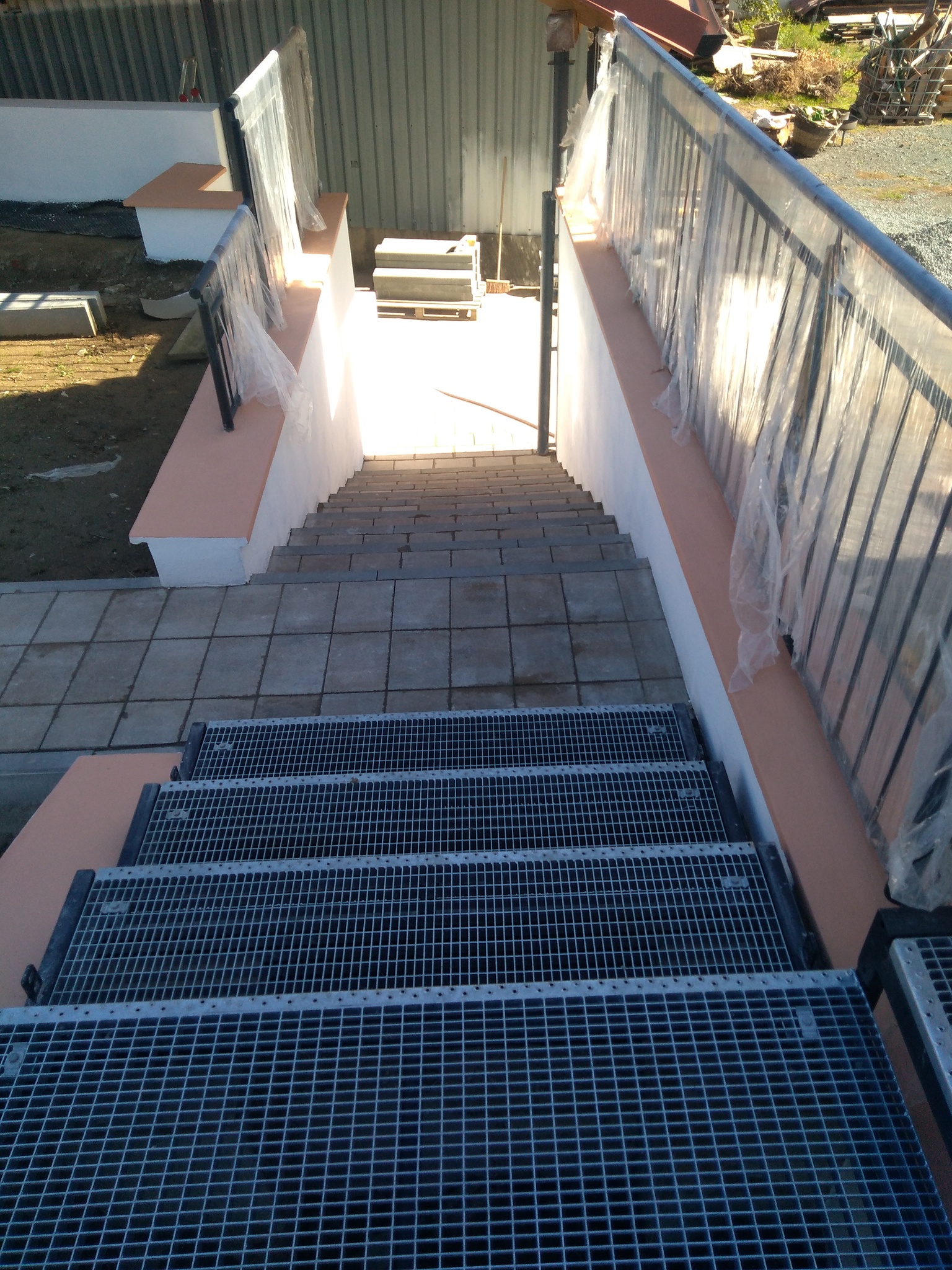 Treppen und Treppenabsätze mit Gittern und Geländern, Zink und